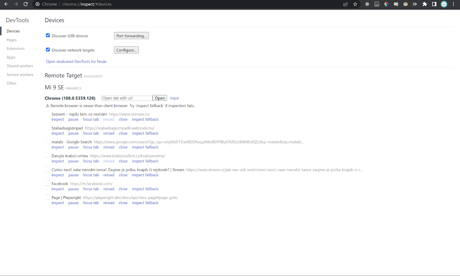 Ukázka, jak vypadá DevTools pro připojené vzdálené zařízení. Výběr otevřené stránky na vzdáleném zařízení pro napojení DevTools na mobilní zařízení